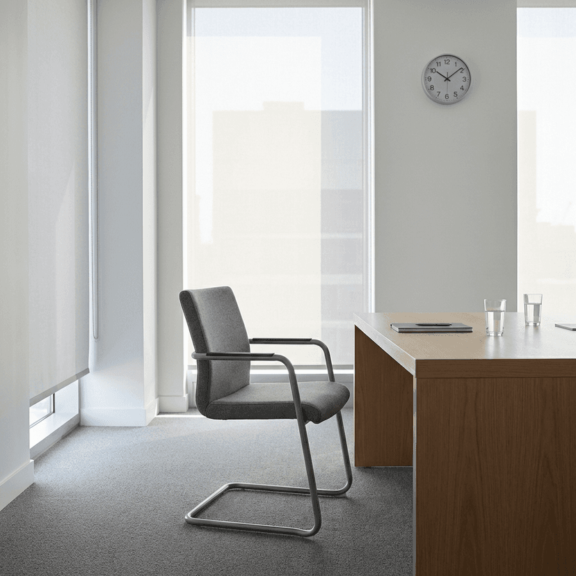 応募が来ない空の面接室